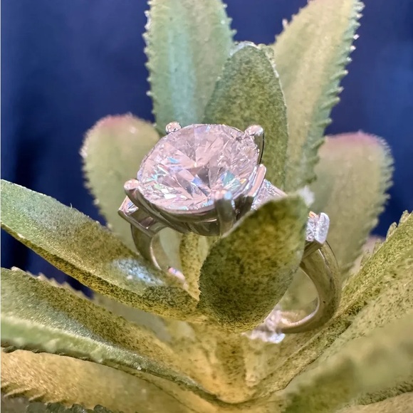 2.55ct G, VS2 Ideal Cut Tapered Baguette Engagement Ring - Picture 7 of 11